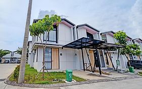 Oyo Life 92719 Rolling Hills Residence Karawang